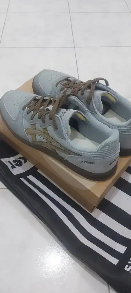 Sepatu Asics Skyhand OG dolphin grey / pepper