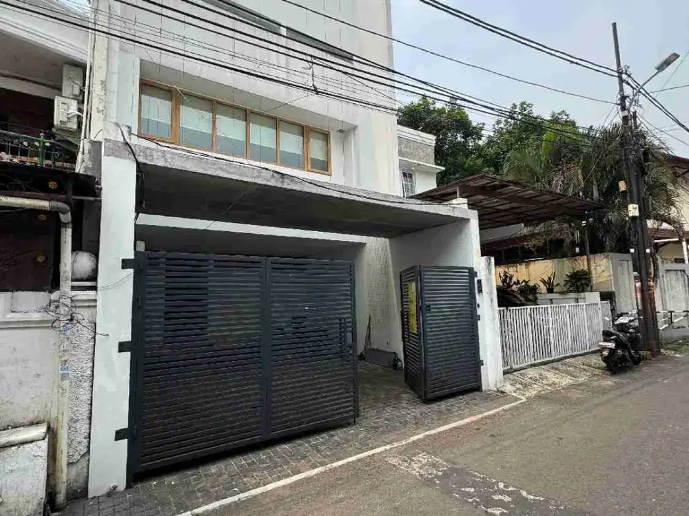 FOR SALE

Rumah siap huni di KEBAYORAN BARU
Jakarta Selatan

SPESIFIKASI : 
SHM
Luas Tanah : 120 m²
Dimensi : 330 m²

• Bangunan 3 lantai
• 4 Kamar tidur
• 4 Kamar mandi (2 ensuite) 
• 1 Powder room
• 2 Kamar tidur ART
• 3 Lantai + Rooftop Garden
• Garasi