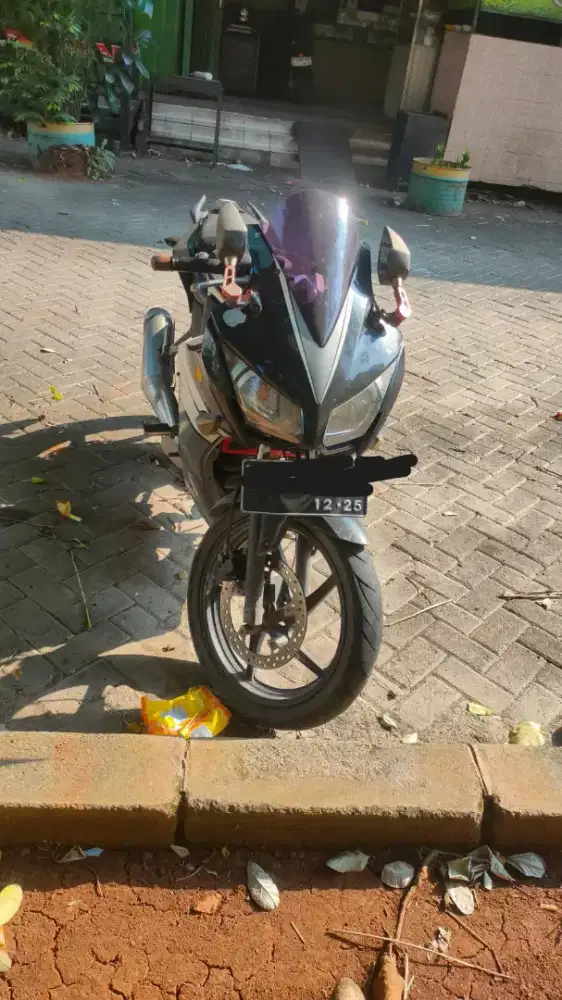 DIJUAL CEPAT. Motor Honda CBR 150r Tahun 2015