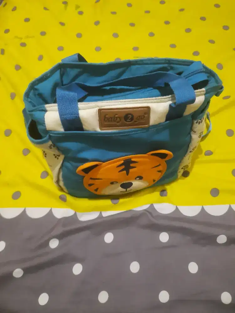 Gendongan bayi, storing botol, tas perlengkapan bayi besar dan kecil