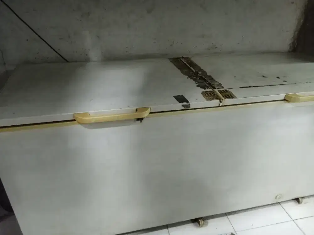 Frezer 2 pintu dijual cepat
