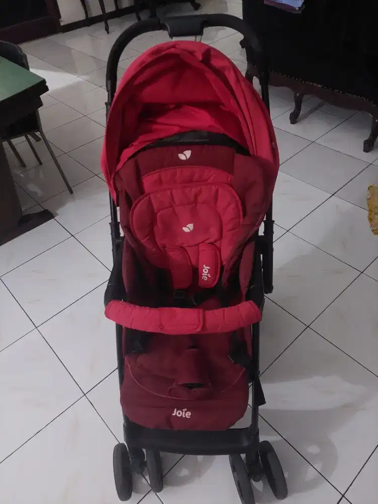 Stroller bayi warna merah