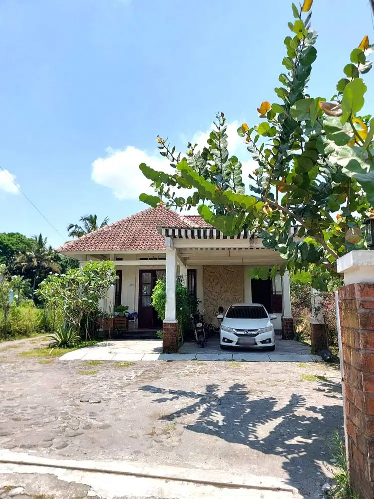 Rumah Vintage Rasa Villa di Area Sejuk Pakem
