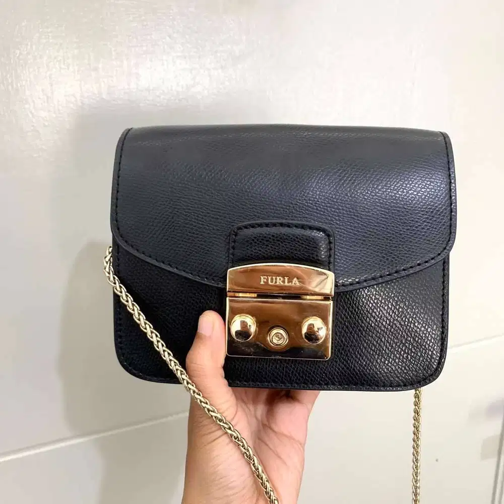 Preloved Tas Furla Metropolis Chain Sling Black Authentic Original