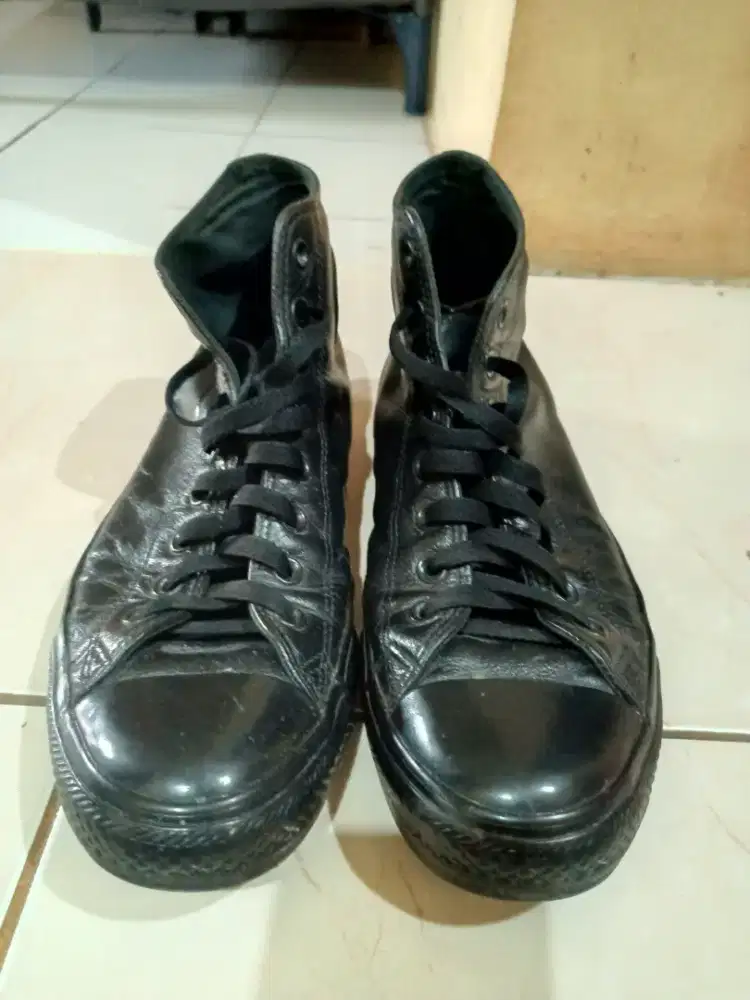 Sepatu converse kulit