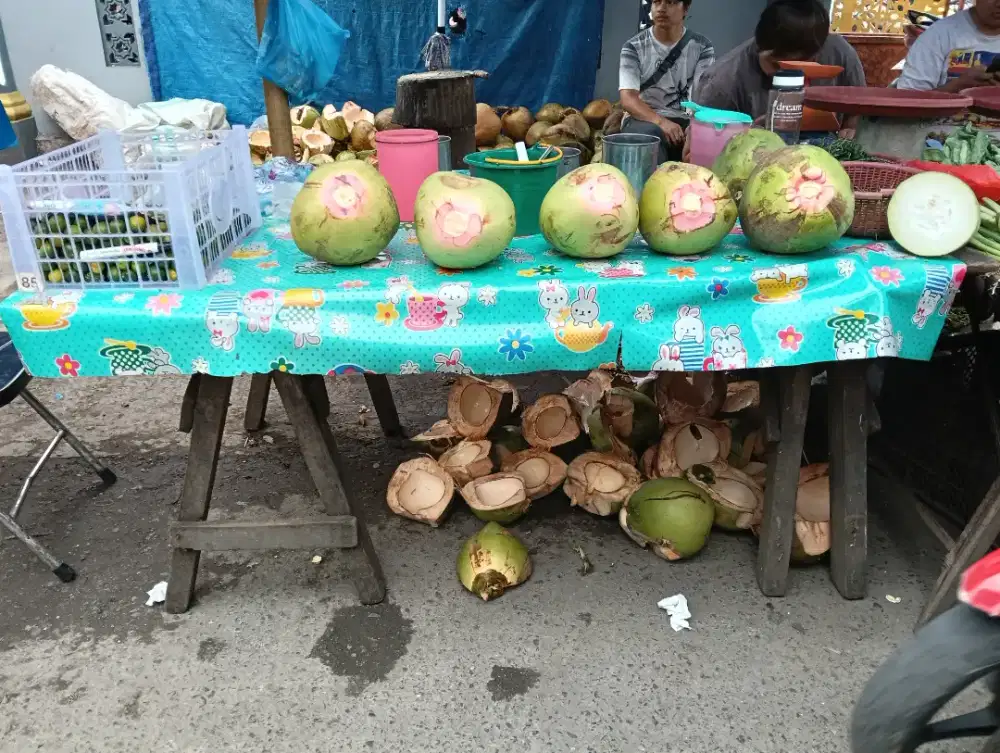 Dicari pria muslim yang mahir belah kelapa muda,BS bawa becak,nginap.