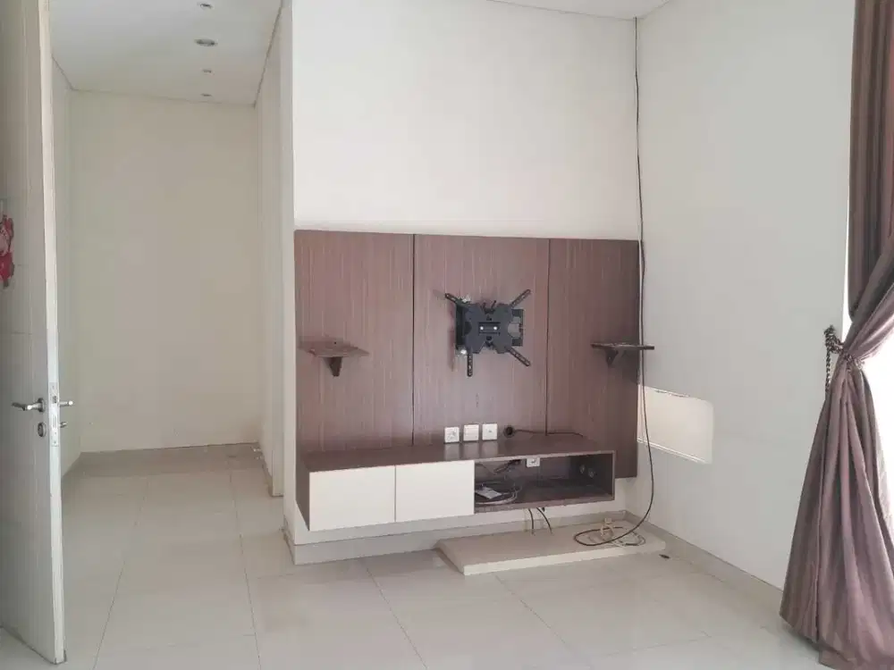 Rumah Siap Huni Pakuwon City Strategis Dekat Club House Palm Beach