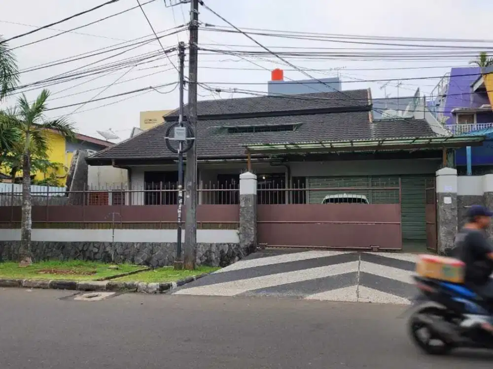 Jual Cepat Banting Harga Rumah Tinggal 2 Lantai di Taman Aries JakBar