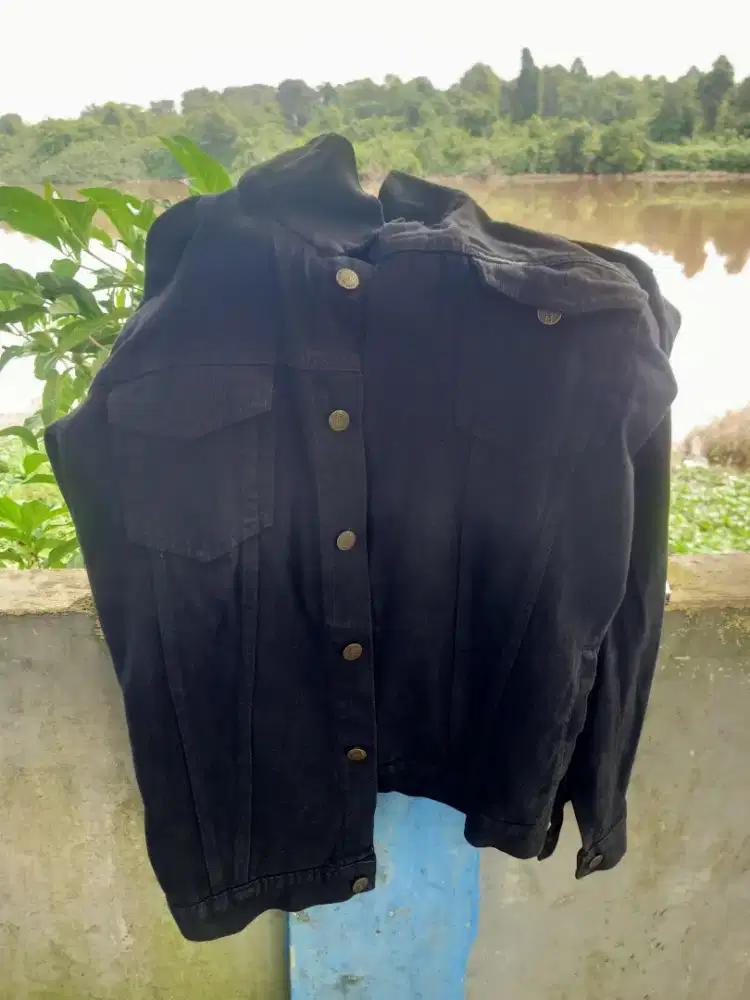 Di jual jacket 2 buah bahan jeans dan bahan kain murah aja ukuran XL