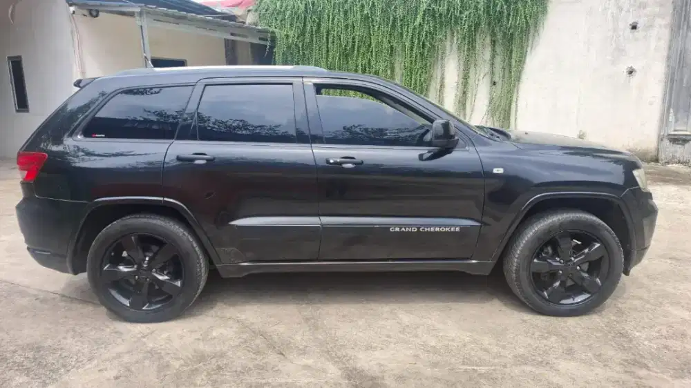 Jeep GRAND CHEROKEE 5.7 2012 hitam