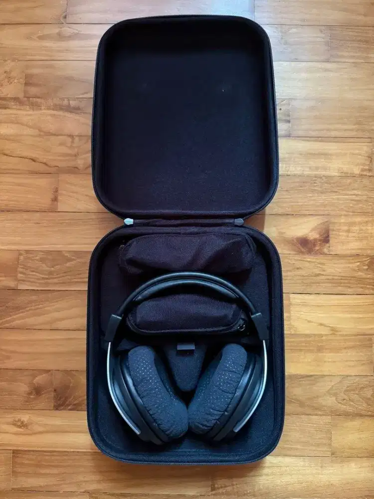 Shure SRH1540 closed back studio Headset Headphones
