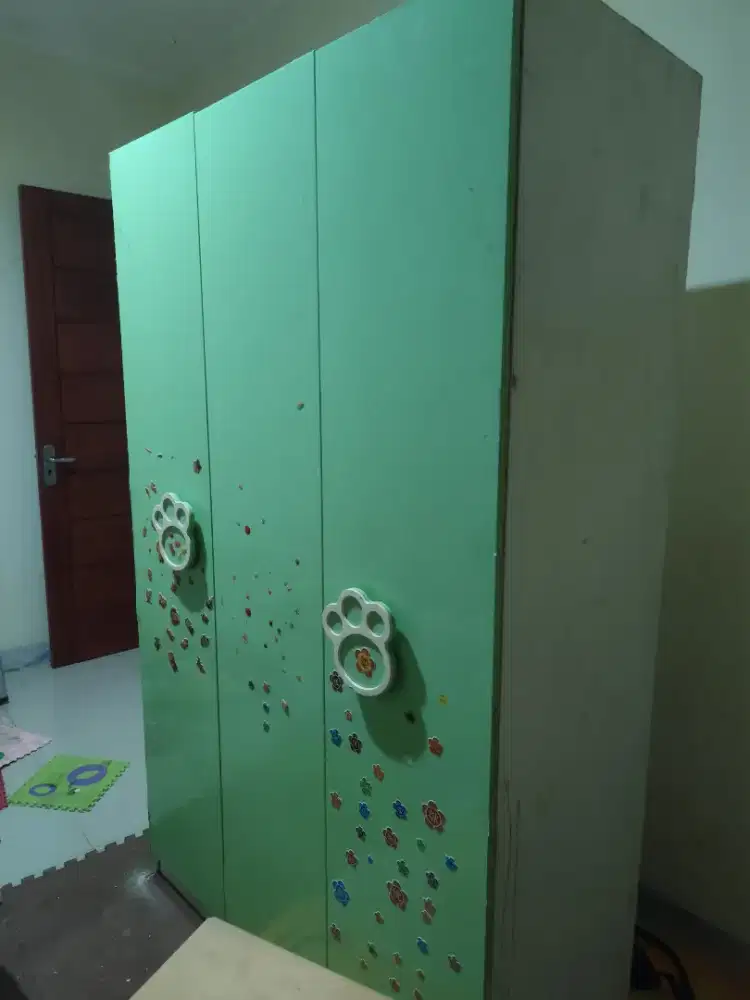Lemari baju kokoh