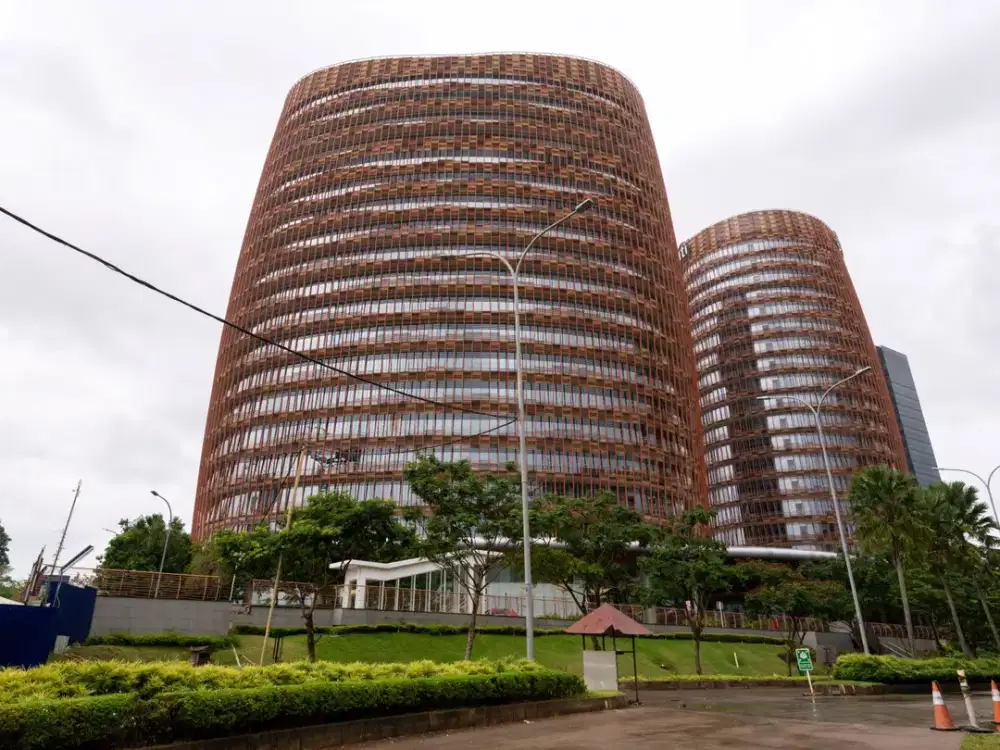 Regus - Jakarta South Quarter (Kantor Pribadi 1 orang)