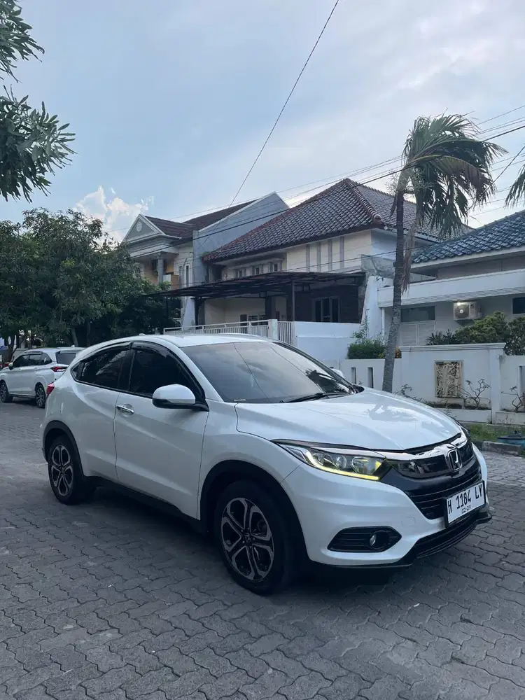 Honda HRV E A/T (New Model) pol H asli, pajak panjang sampai Feb 2026
