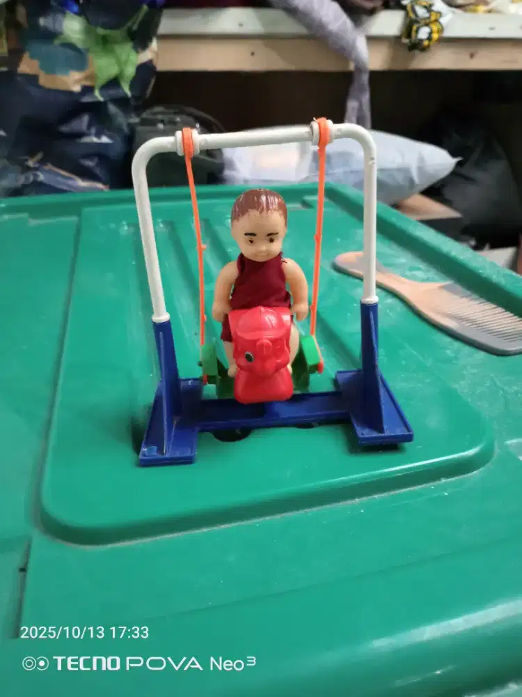 Mainan anak-anak ayunan