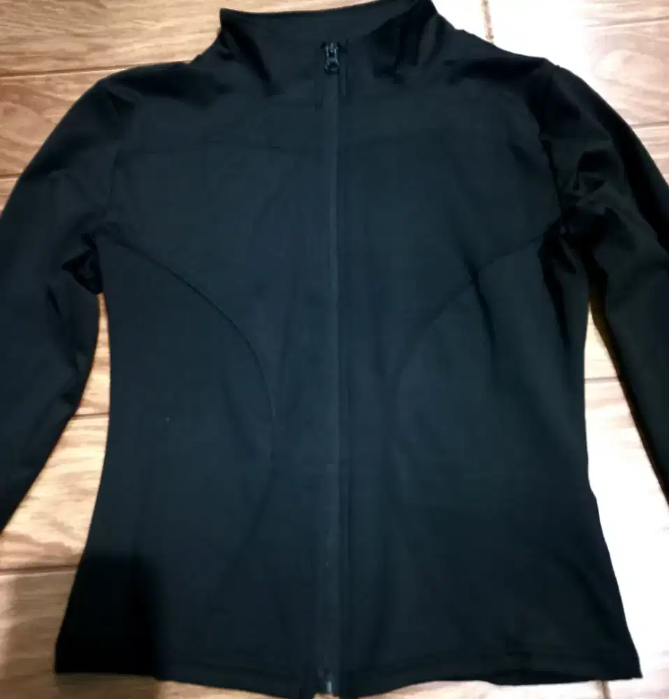 DIJUAL CEPAT! JAKET OLAHRAGA SIZE M, MULUS, HARGA NEGO!