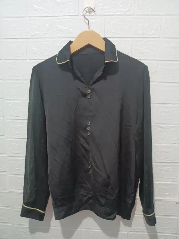 kemeja hitam lengan panjang