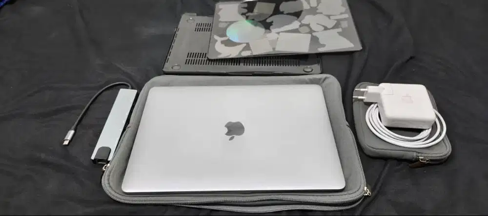 MACBOOK PRO M2 2022 TOUCHBAR - 8/256 --- MULUS TERAWAT, BANYAK BONUSSS