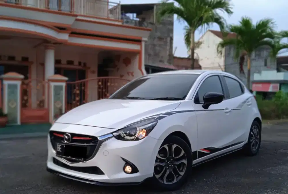 MAZDA 2 Skyactiv 1.5 R A/T Limited Edition Putih 2015/2016