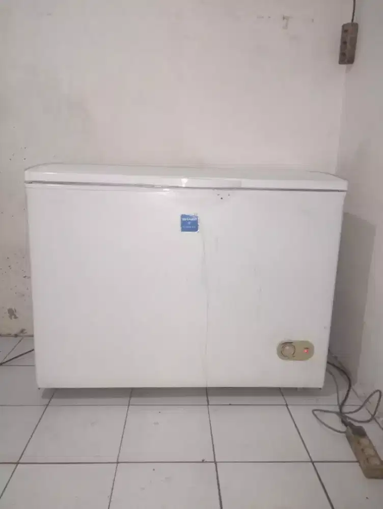 Di jual freezer box Sharp ukuran 330 liter