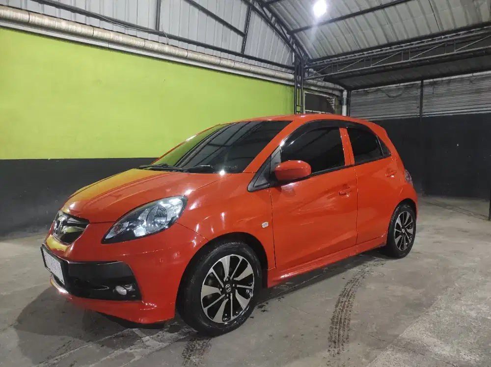 Mobil Brio Tahun 2014 Warna Oranye Muda
