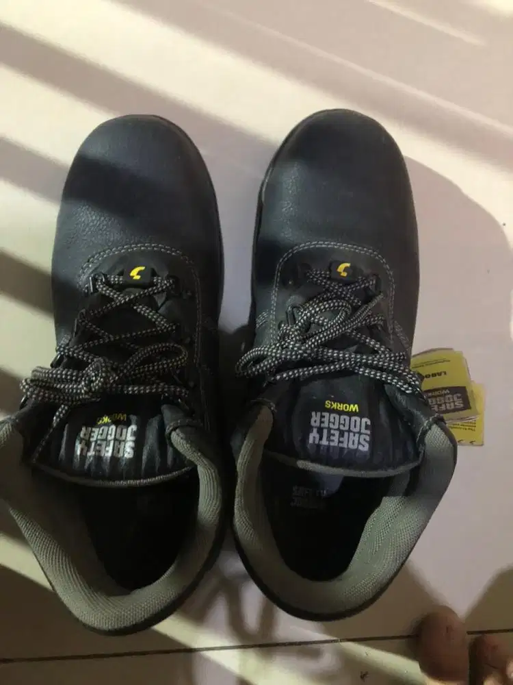 Sepatu safety jogger