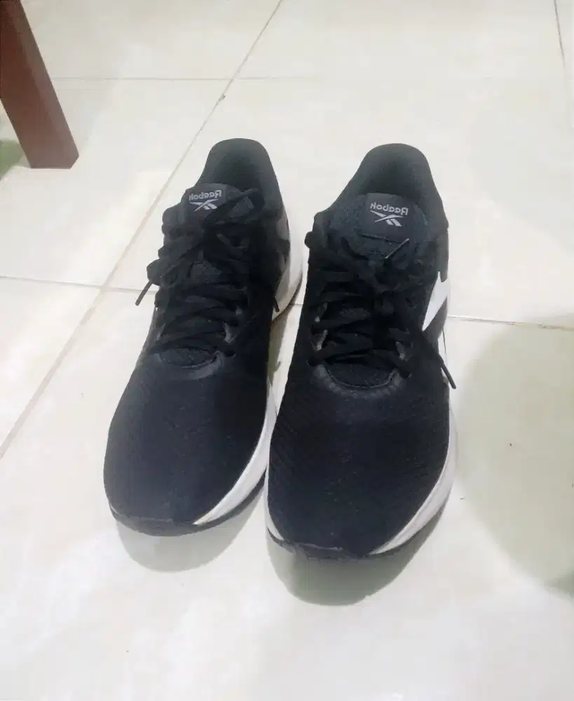 Sepatu Reebok ukuran 42