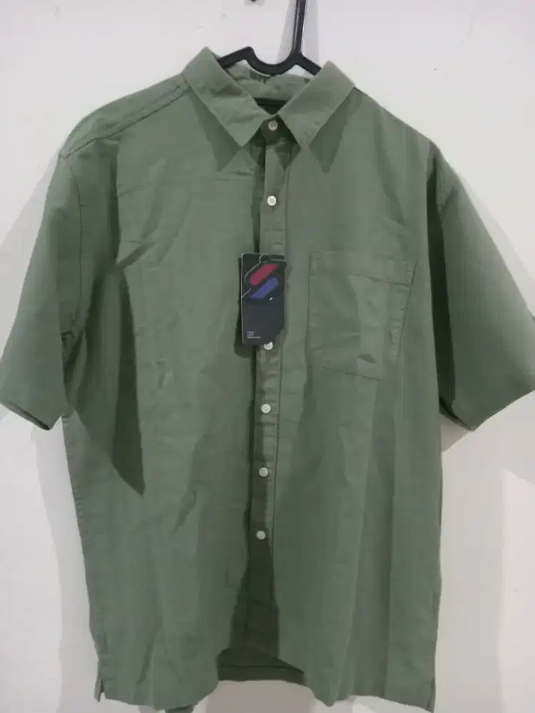 Kemeja pria warna hijau army