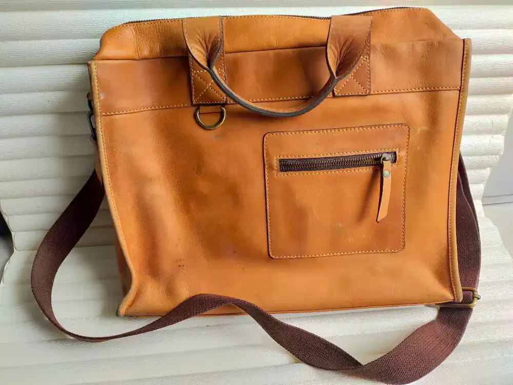 Tas selempang kulit