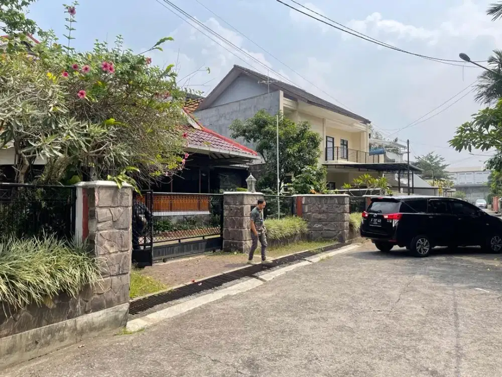 Dijual rumah mewah terawat di dekat pintu toll Pasteur Bandung