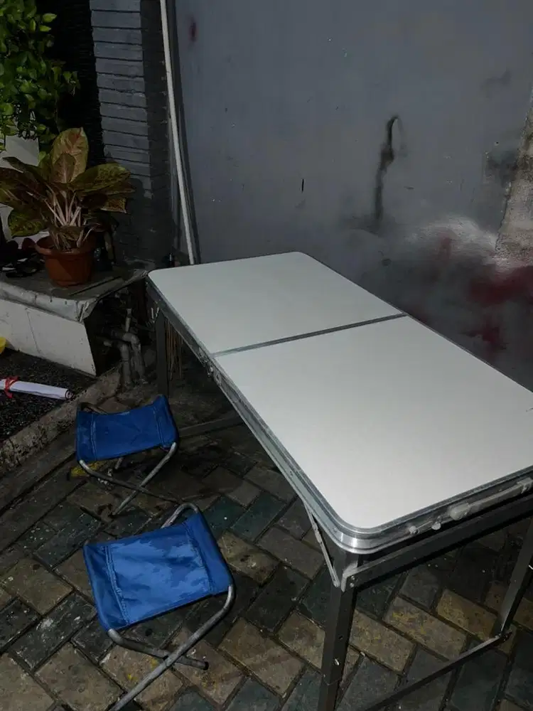 Meja dagang portable lipat dan kursi