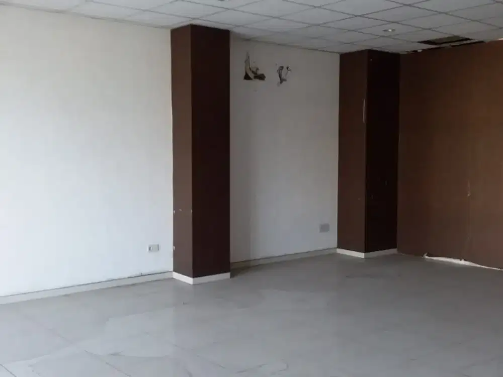 Disewakan bangunan 3 lantai lokasi strategis jl.perak barat surabaya