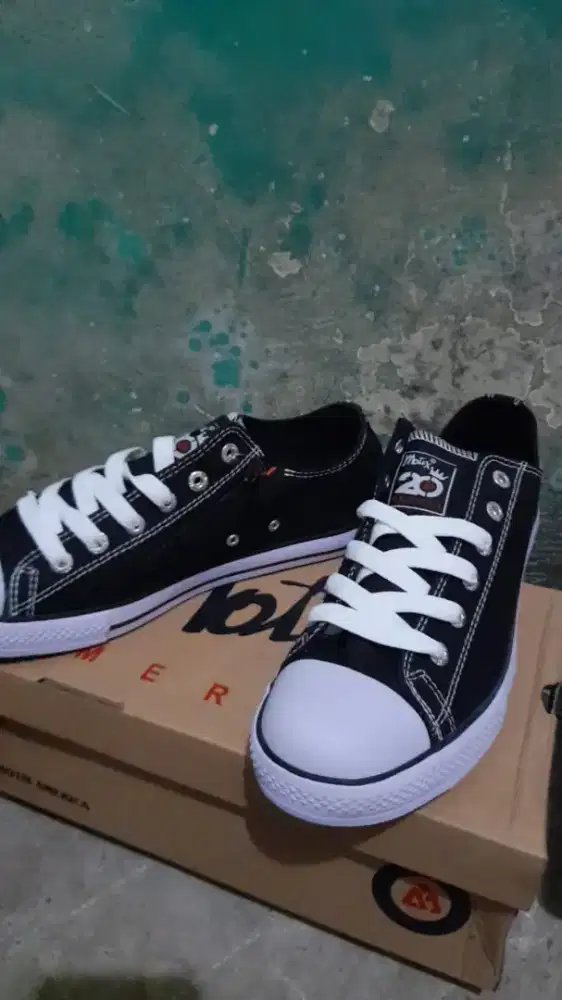 Sepatu sekolah motix America