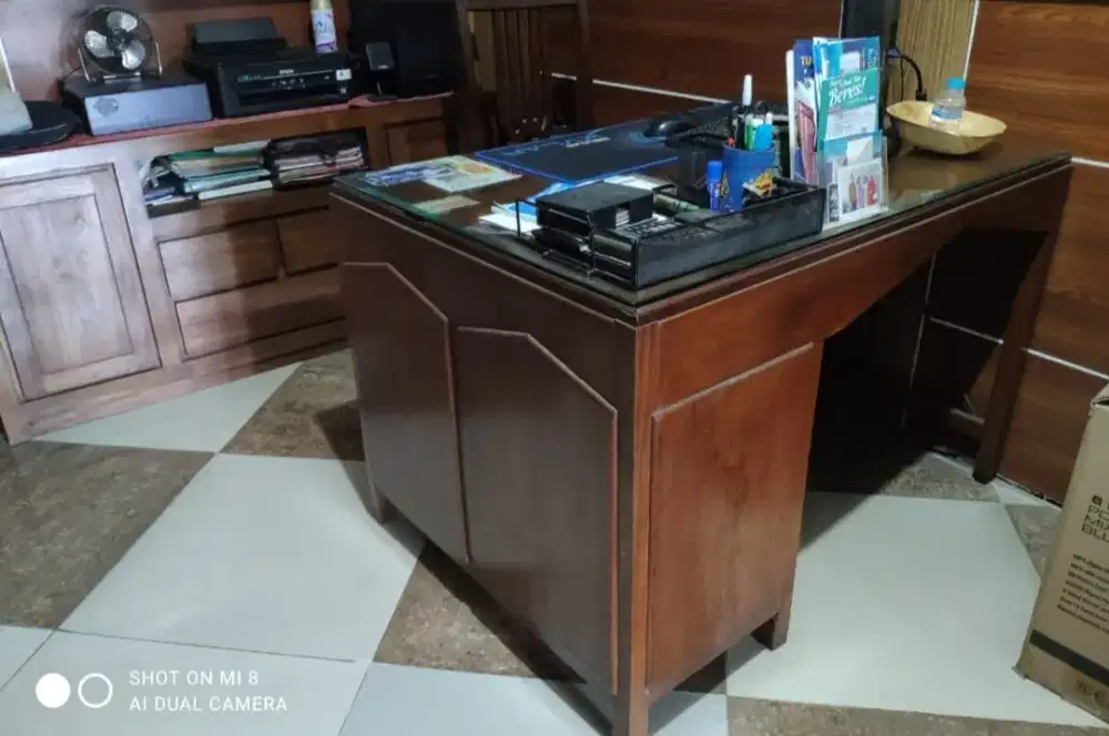 Meja kerja dan lemari pakaian kayu jati