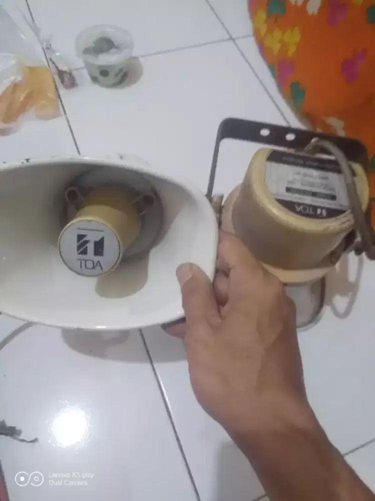 speaker TOA normal, sepasang. cocok untuk di ruangan/ jualan di jalan