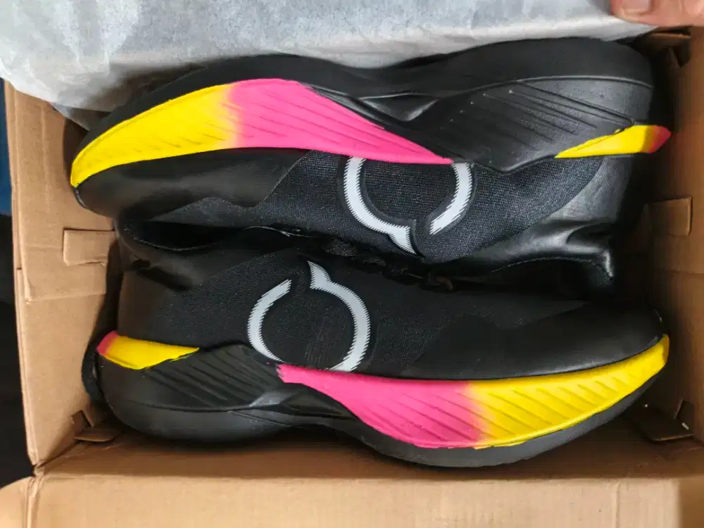 Sepatu Ortuseight Black Solar Grade