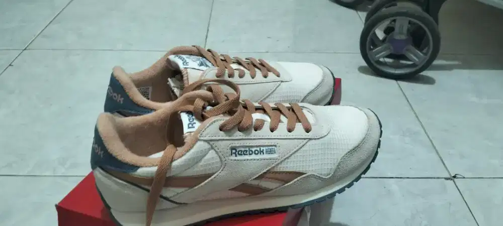 SEPATU REEBOK UK. 40