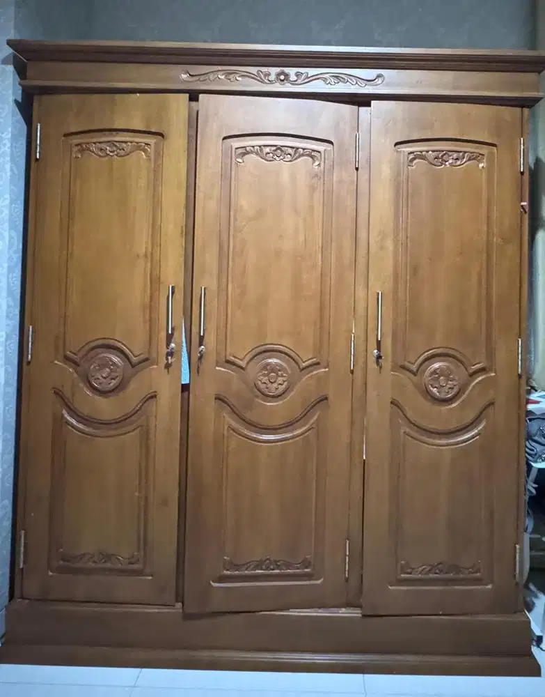 DIJUAL LEMARI JATI 3 PINTU 100% KAYU JATI