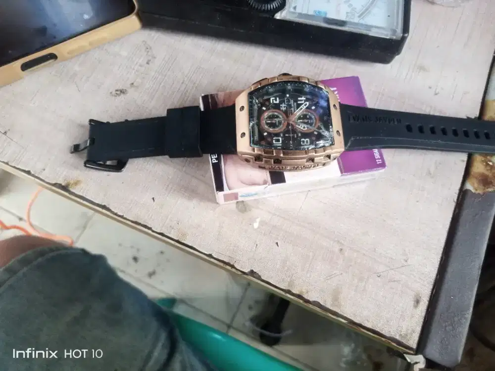 Menjual jam bekas