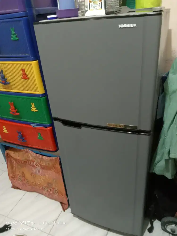 Kulkas 2 pintu merek Toshiba