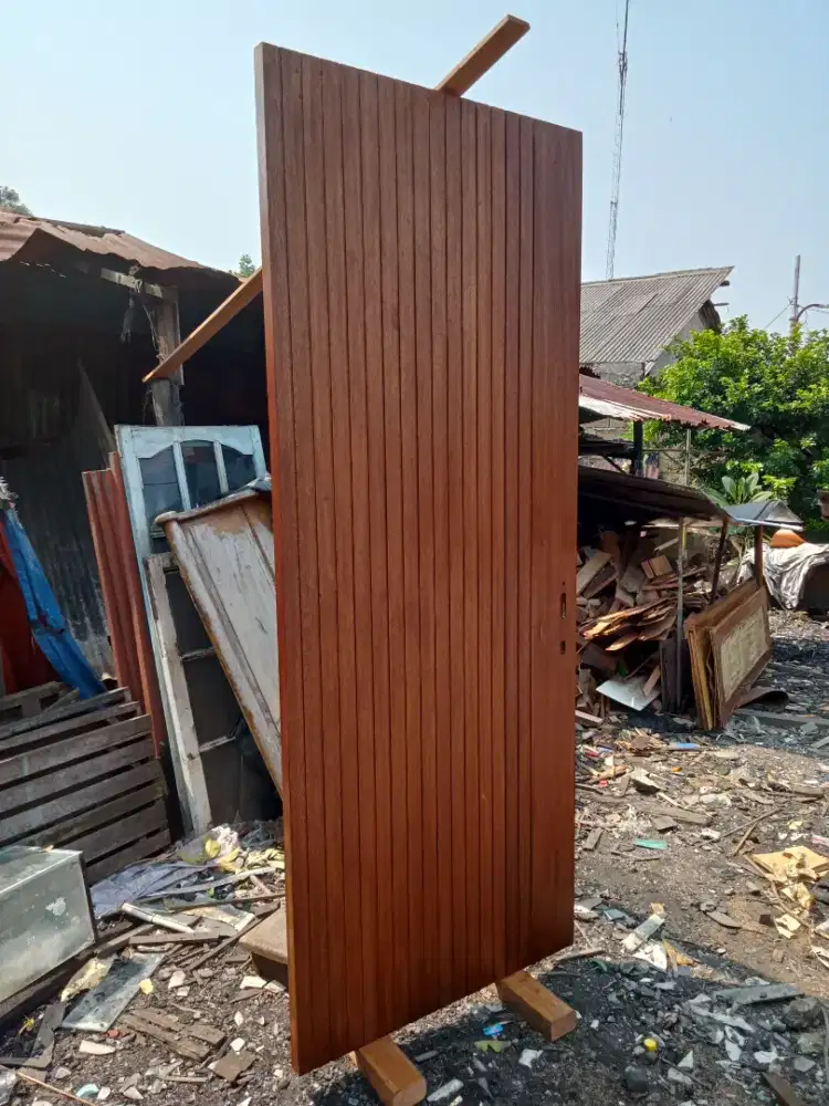 Pintu kayu kamper model garis nat fuul bawah