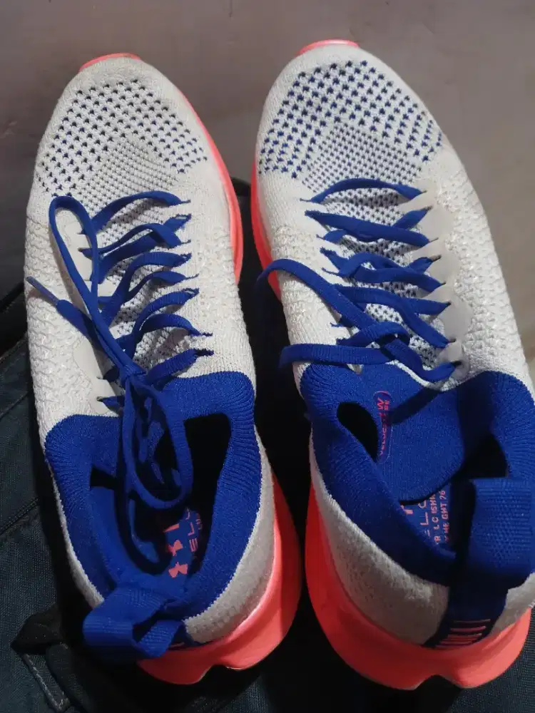Sepatu running flow