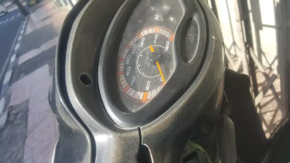 Karisma buat jarak deket