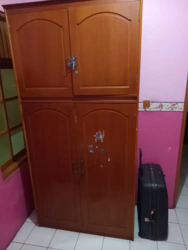 Dua Lemari Pakaian Kayu Lapis