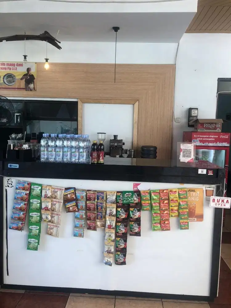 Penjaga Stand Minuman Kantin Kampus