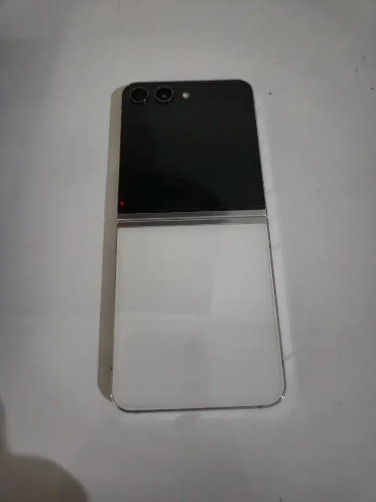 Samsung Z flip 5 putih