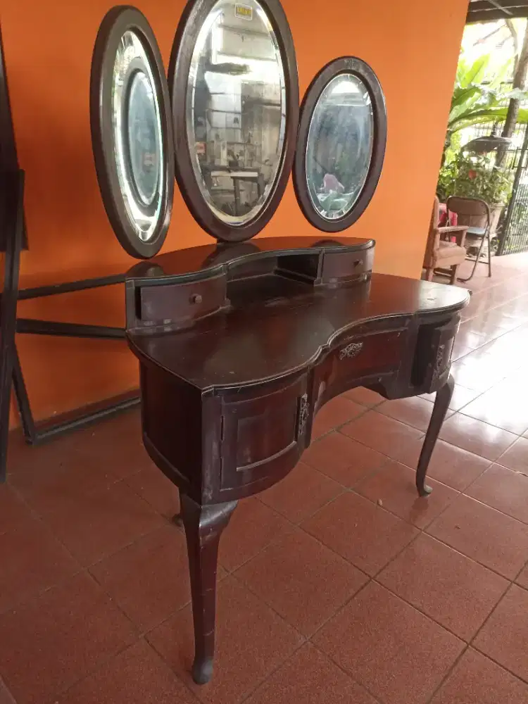 Meja Rias Antik