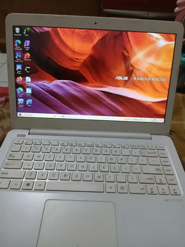LAPTOP ASUS WARNA PUTIH