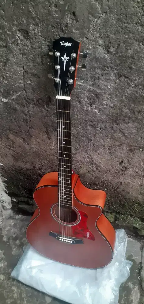 GITAR AKUSTIK TAYLOR