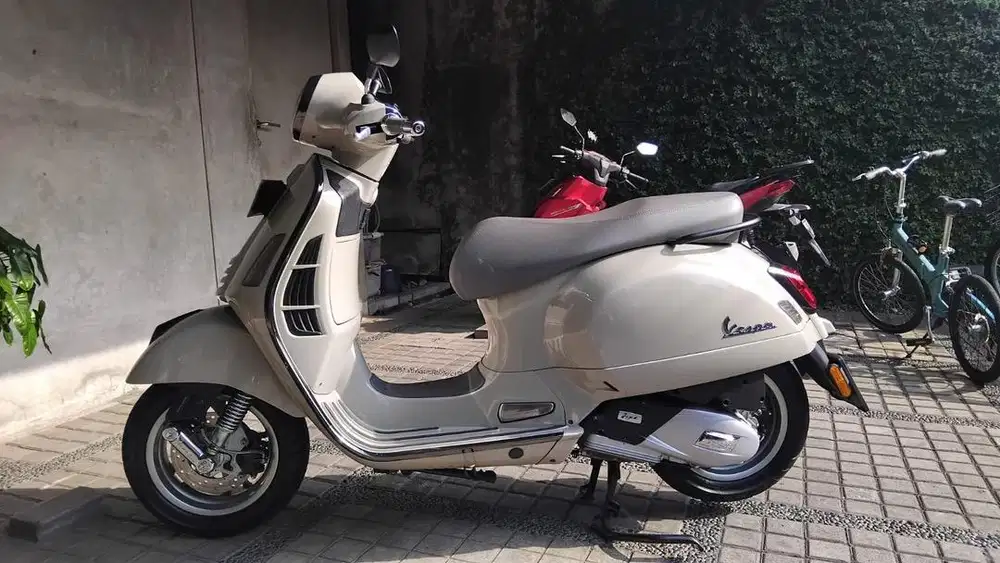 Vespa GTS 150 classic 2024 KM baru 2rb super mulus jarang pakai